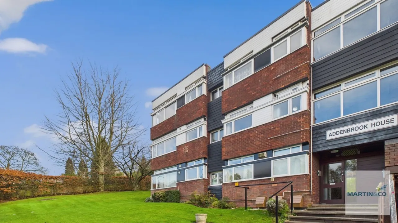 3 bed flat for sale — Addenbrook House, Monmouth Drive, Sutton Coldfield, B73 6JE