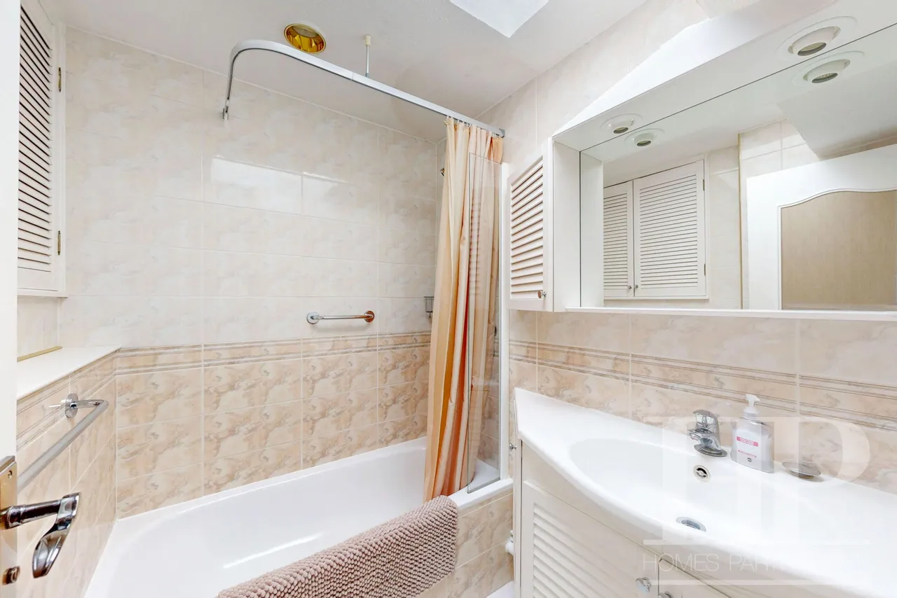 Nymans Court Forestfield, Crawley, RH10, photo 20