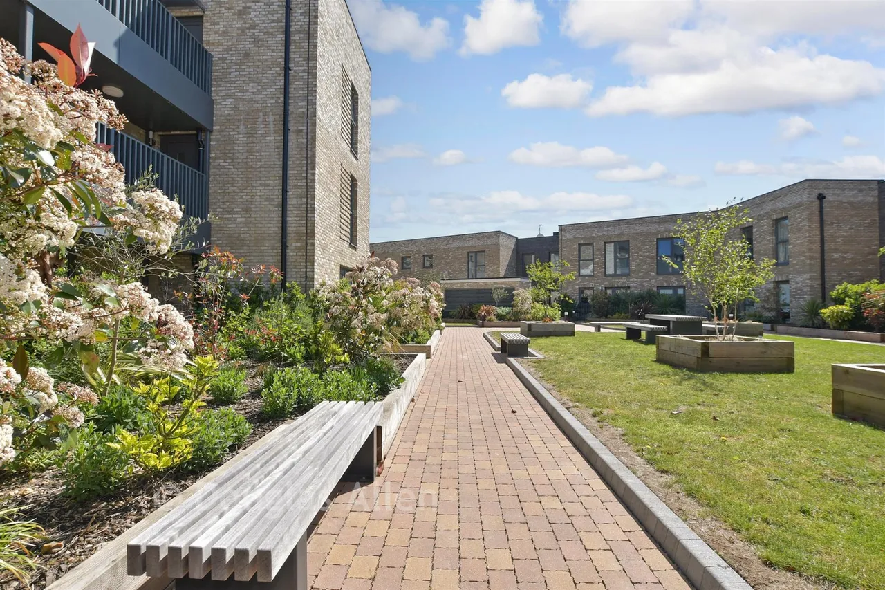 Luctons Close, Loughton, IG10, photo 10