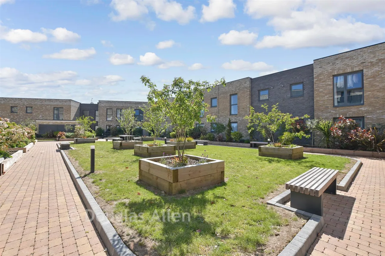Luctons Close, Loughton, IG10, photo 11