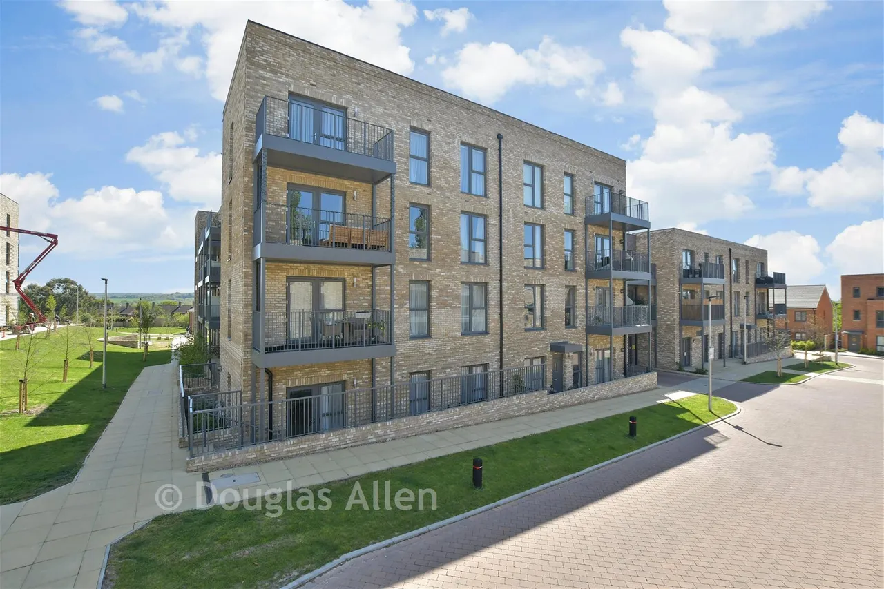2 bed flat for sale, Luctons Close, Loughton, IG10
