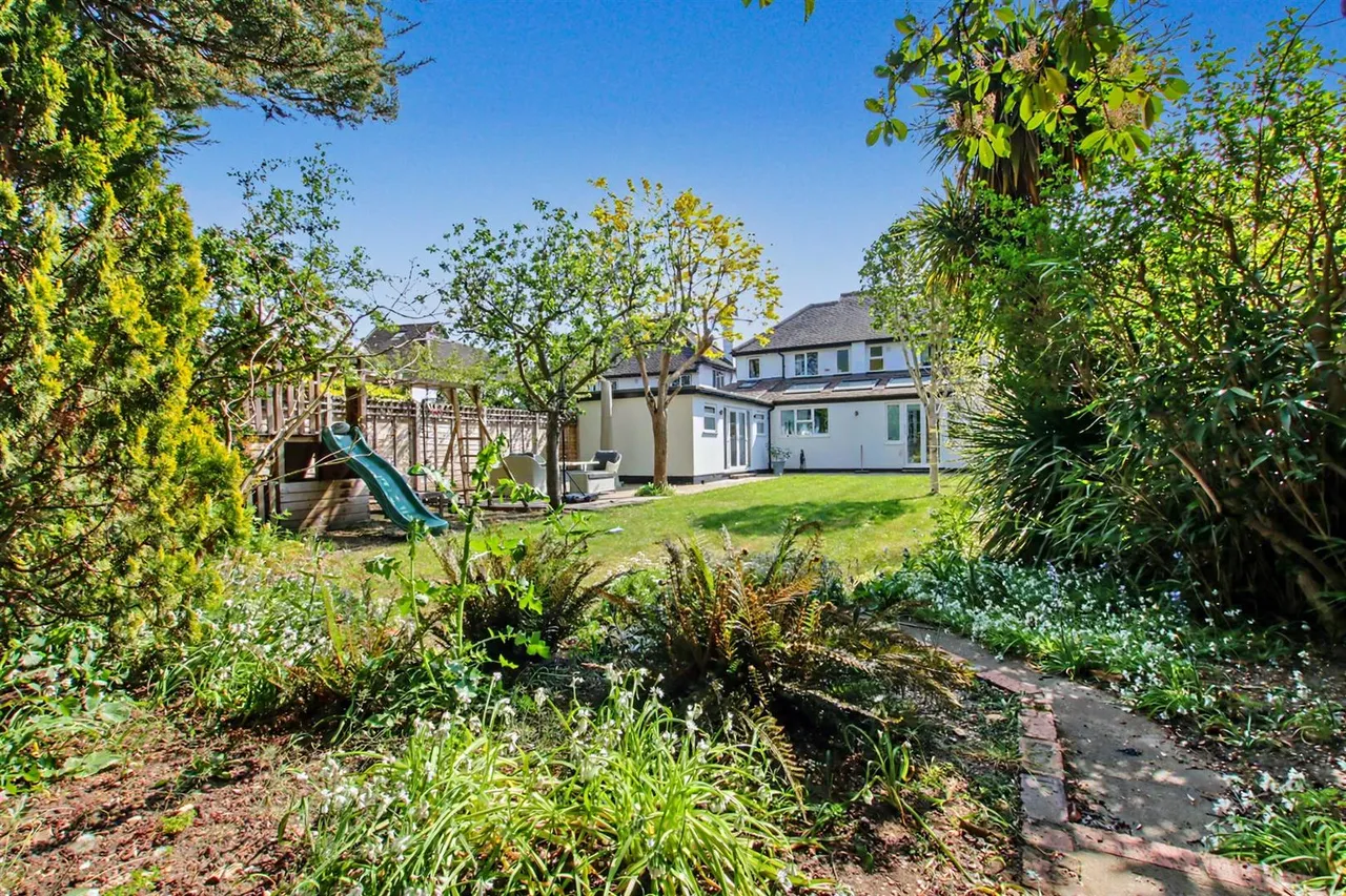 Squirrels Way, Epsom, KT18, photo 31