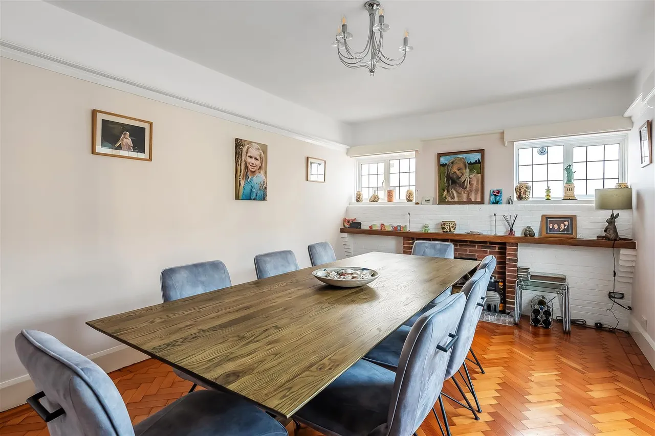 Squirrels Way, Epsom, KT18, photo 7