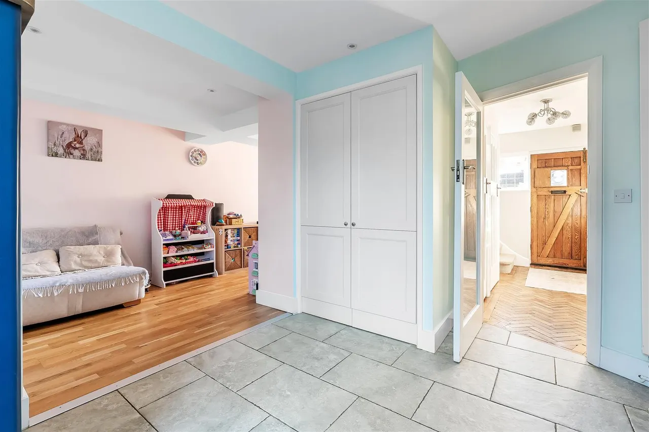 Squirrels Way, Epsom, KT18, photo 15