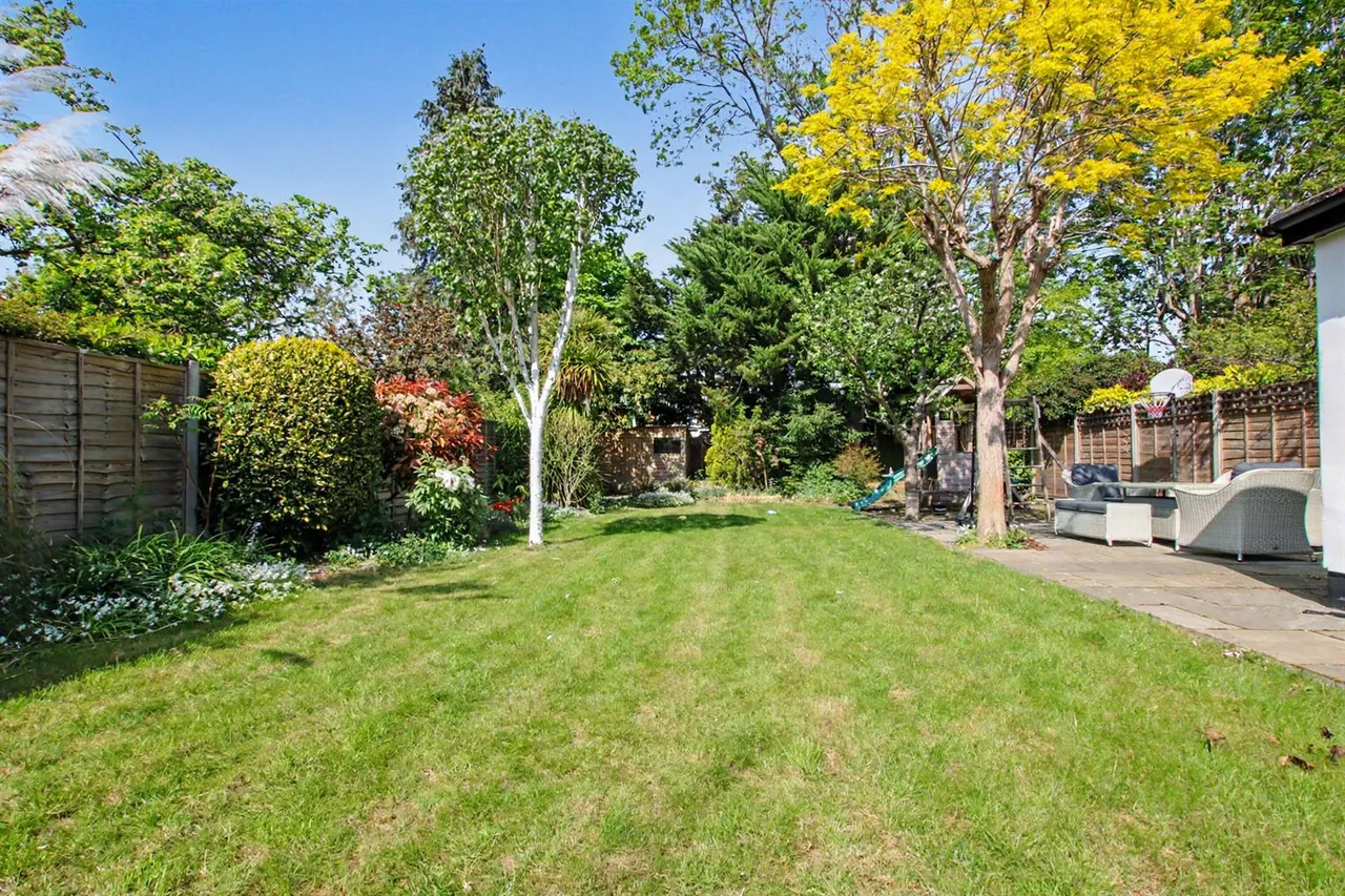 Squirrels Way, Epsom, KT18, photo 2