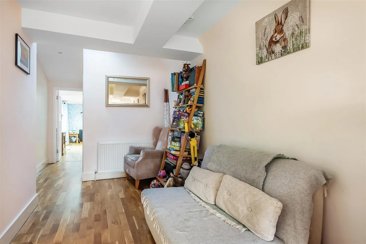 Squirrels Way, Epsom, KT18, photo 16
