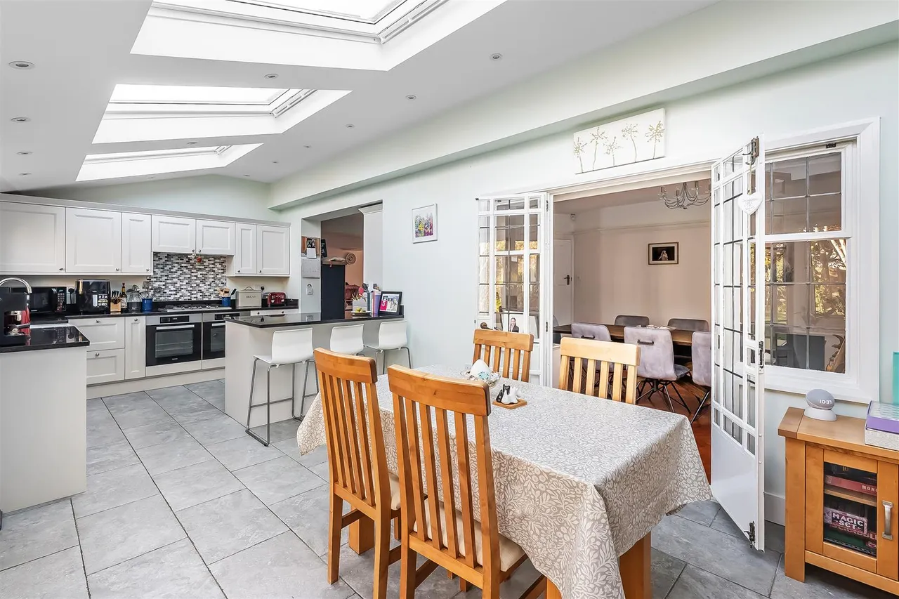 Squirrels Way, Epsom, KT18, photo 11