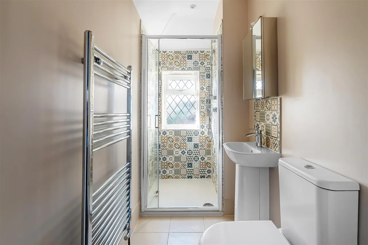 Squirrels Way, Epsom, KT18, photo 23