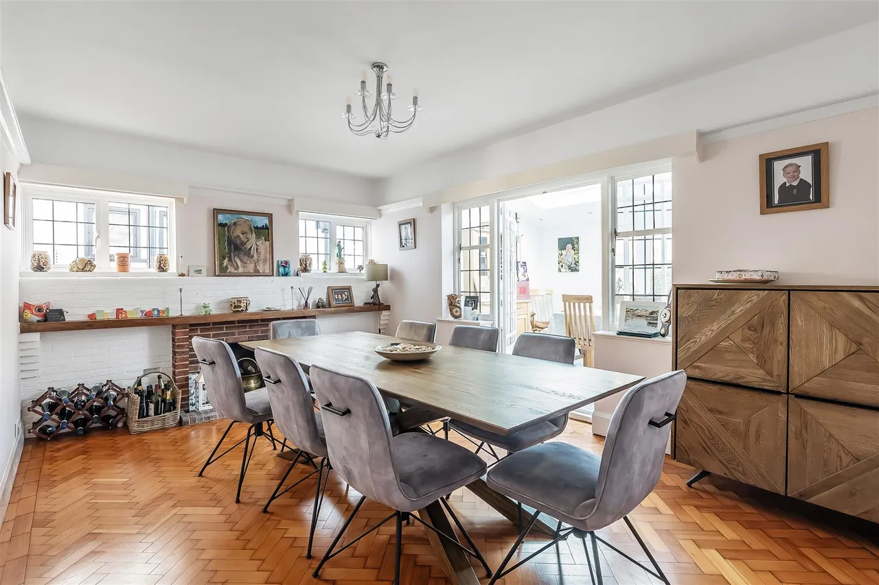 Squirrels Way, Epsom, KT18, photo 5