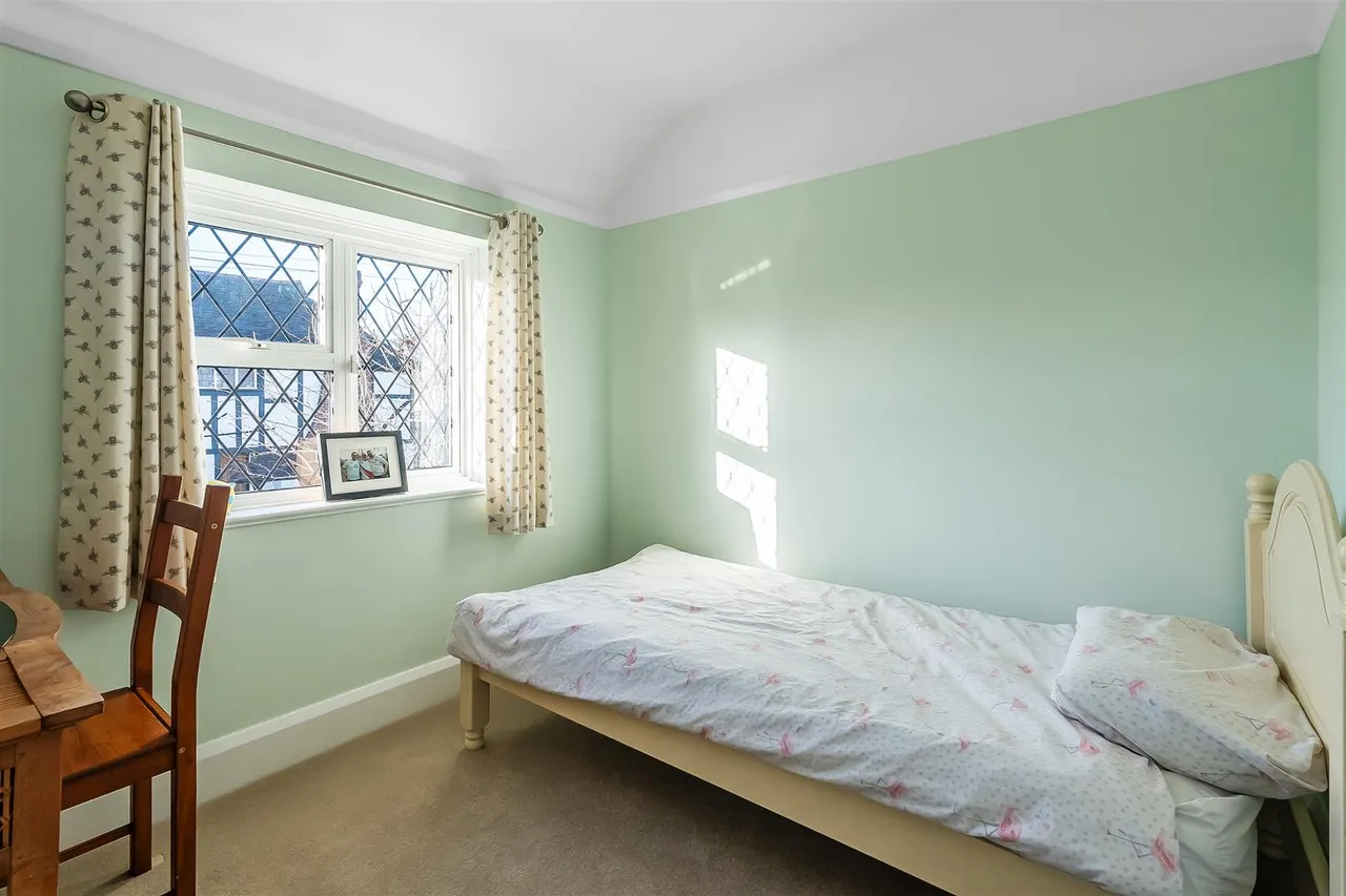 Squirrels Way, Epsom, KT18, photo 24