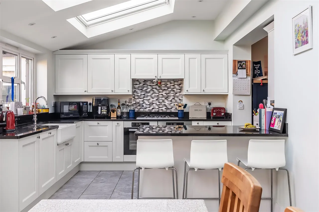 Squirrels Way, Epsom, KT18, photo 14
