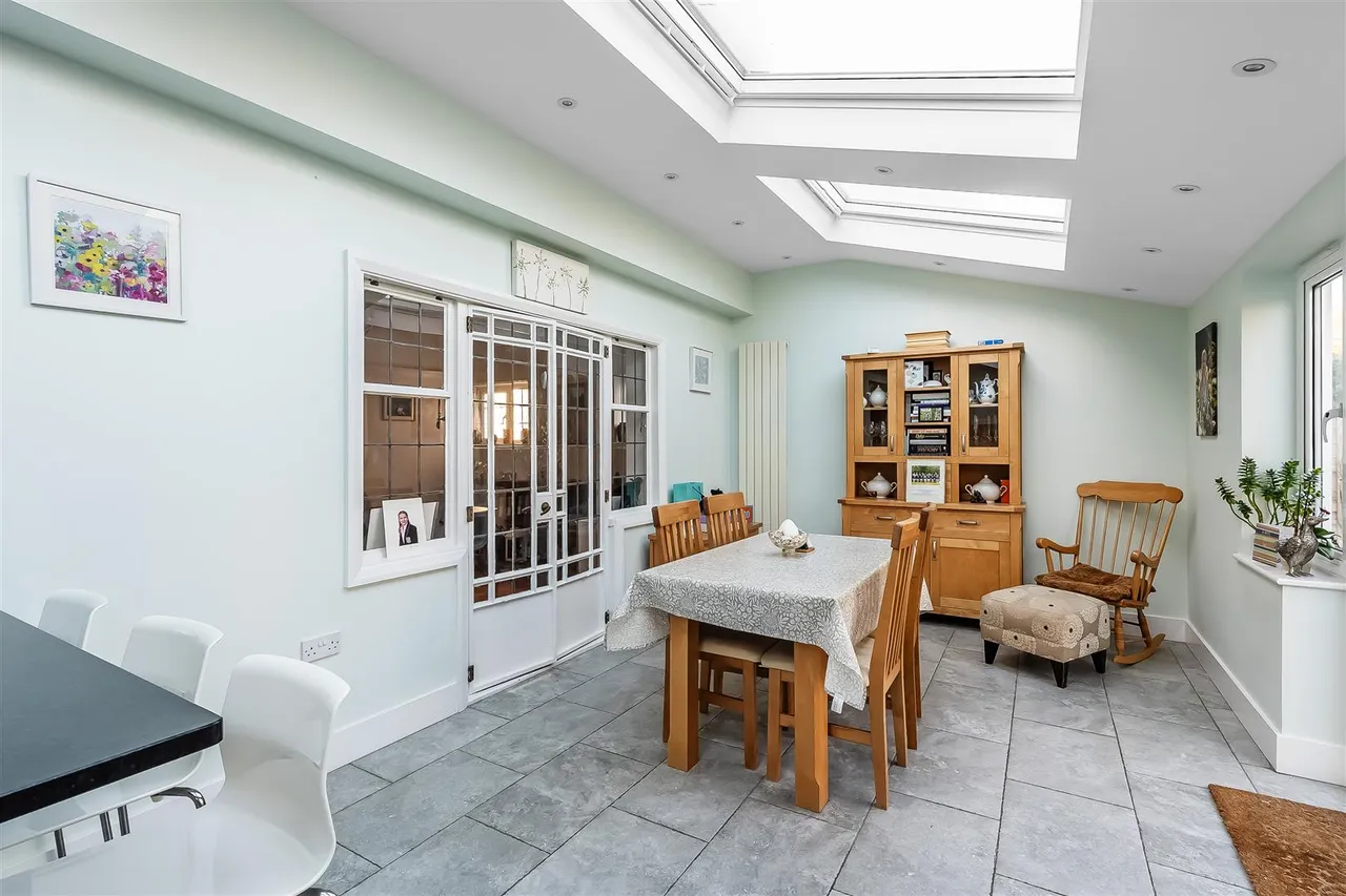 Squirrels Way, Epsom, KT18, photo 13