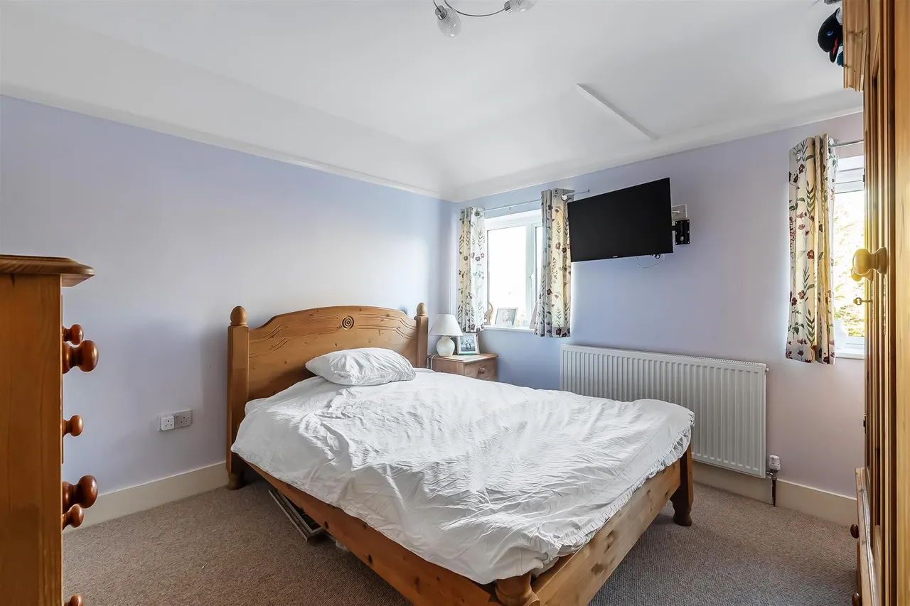 Squirrels Way, Epsom, KT18, photo 22