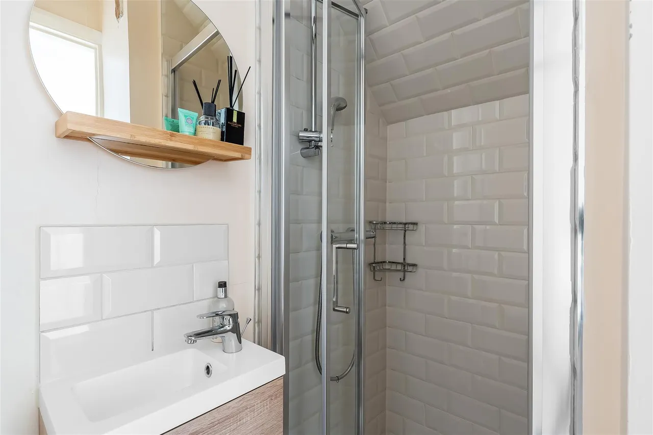Squirrels Way, Epsom, KT18, photo 27