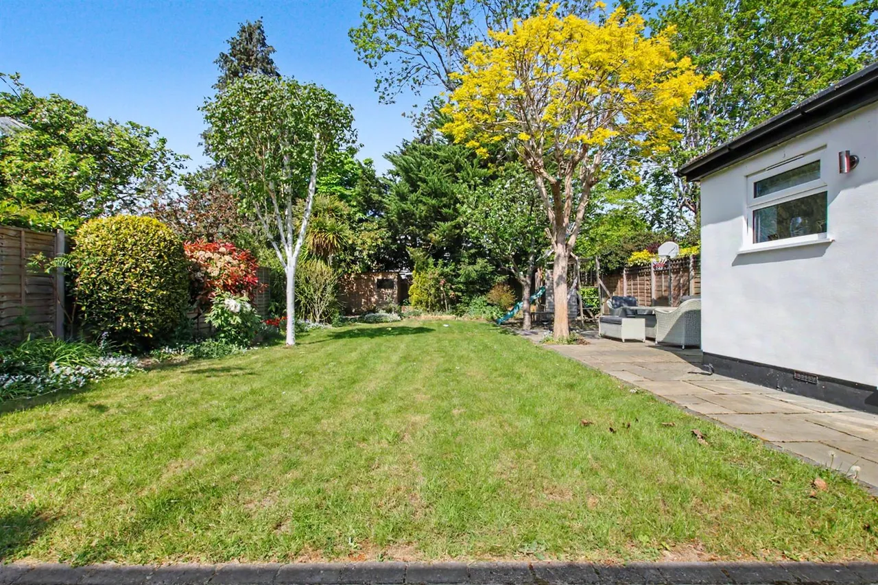 Squirrels Way, Epsom, KT18, photo 30