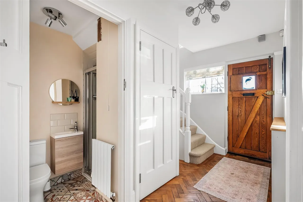 Squirrels Way, Epsom, KT18, photo 19