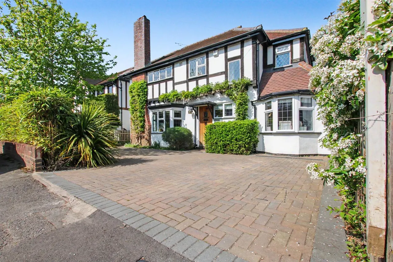 4 bed house for sale, Squirrels Way, Epsom, KT18