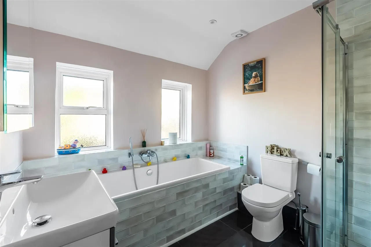 Squirrels Way, Epsom, KT18, photo 20