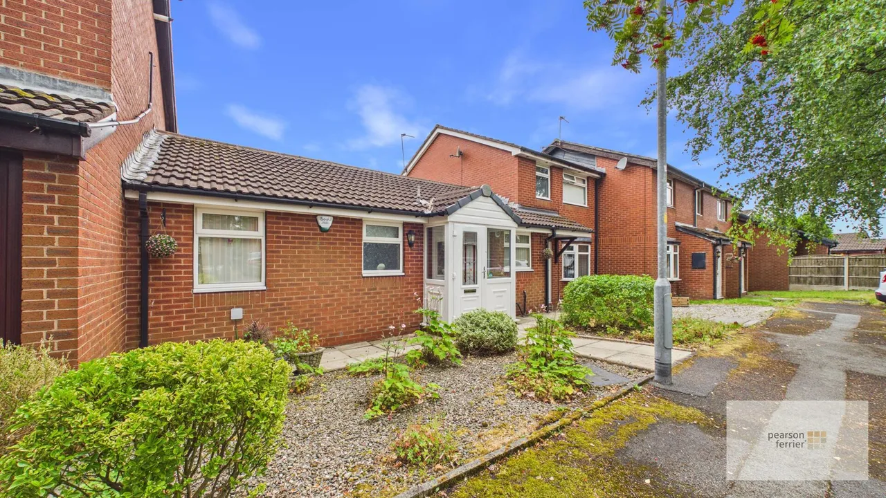 2 bed property for sale — Sanderson Street, Bury, BL9 6BP