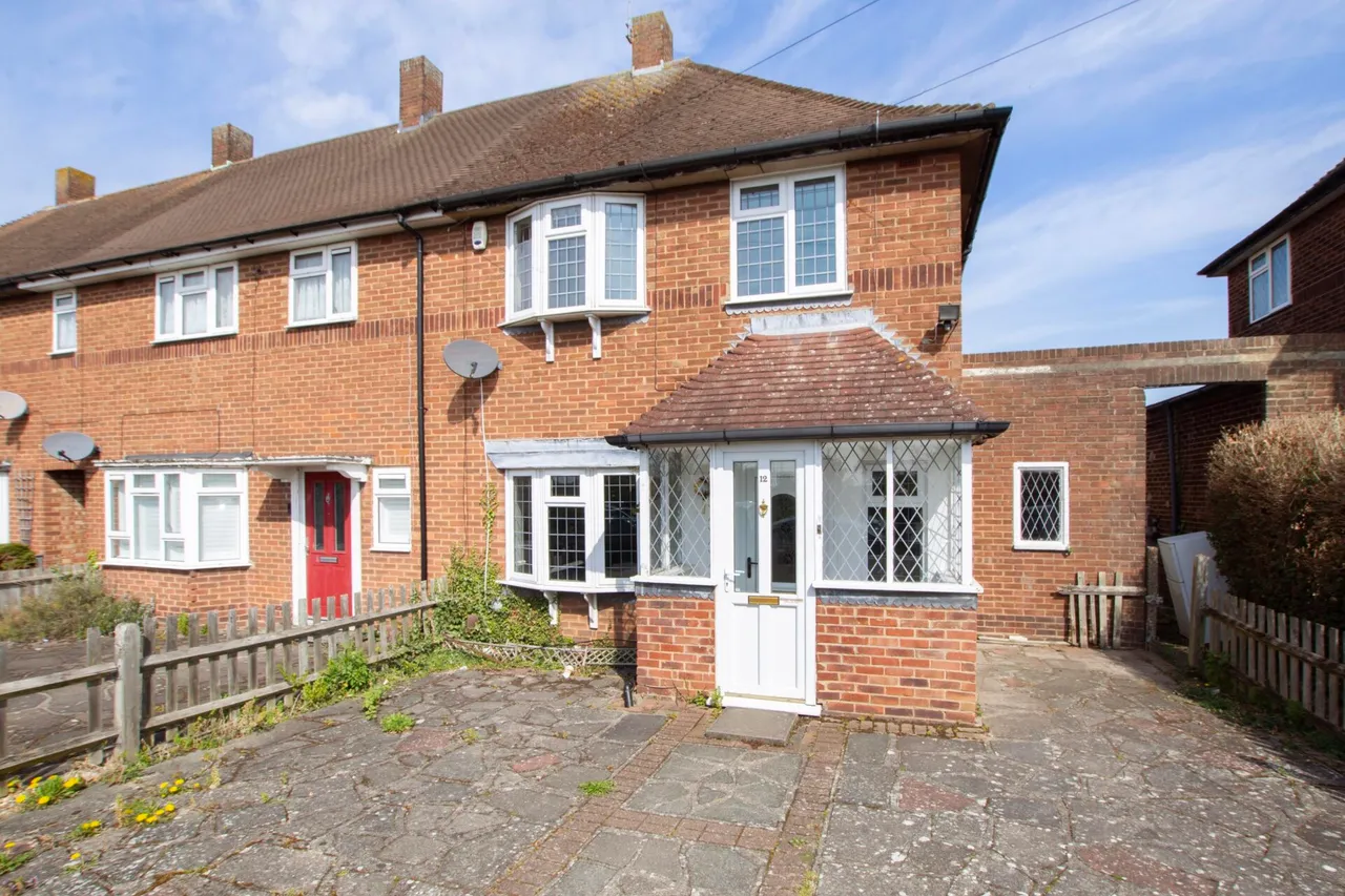 3 bed house for sale — Okemore Gardens, Orpington