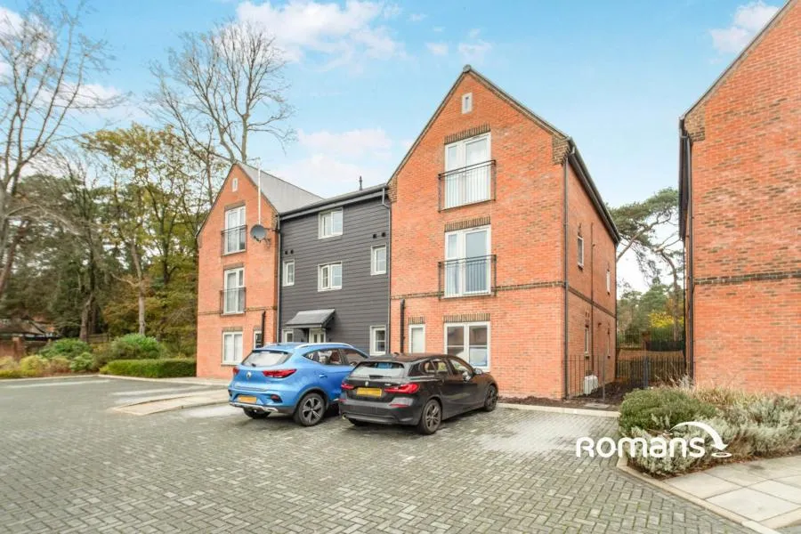 2 bed flat for sale, Brunswick Road, Deepcut, GU16