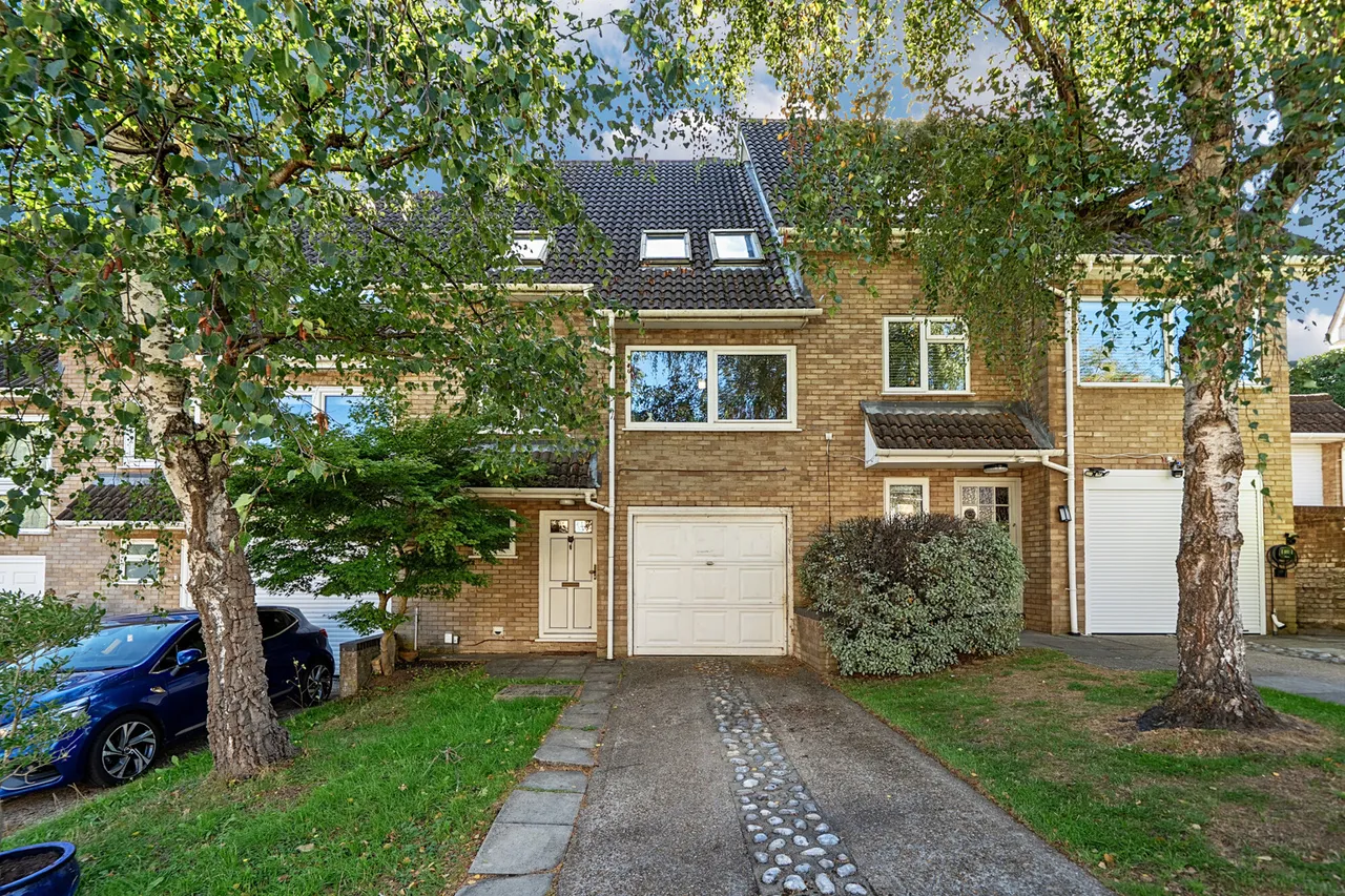 3 bed house for sale, Rolvenden Gardens, BR1