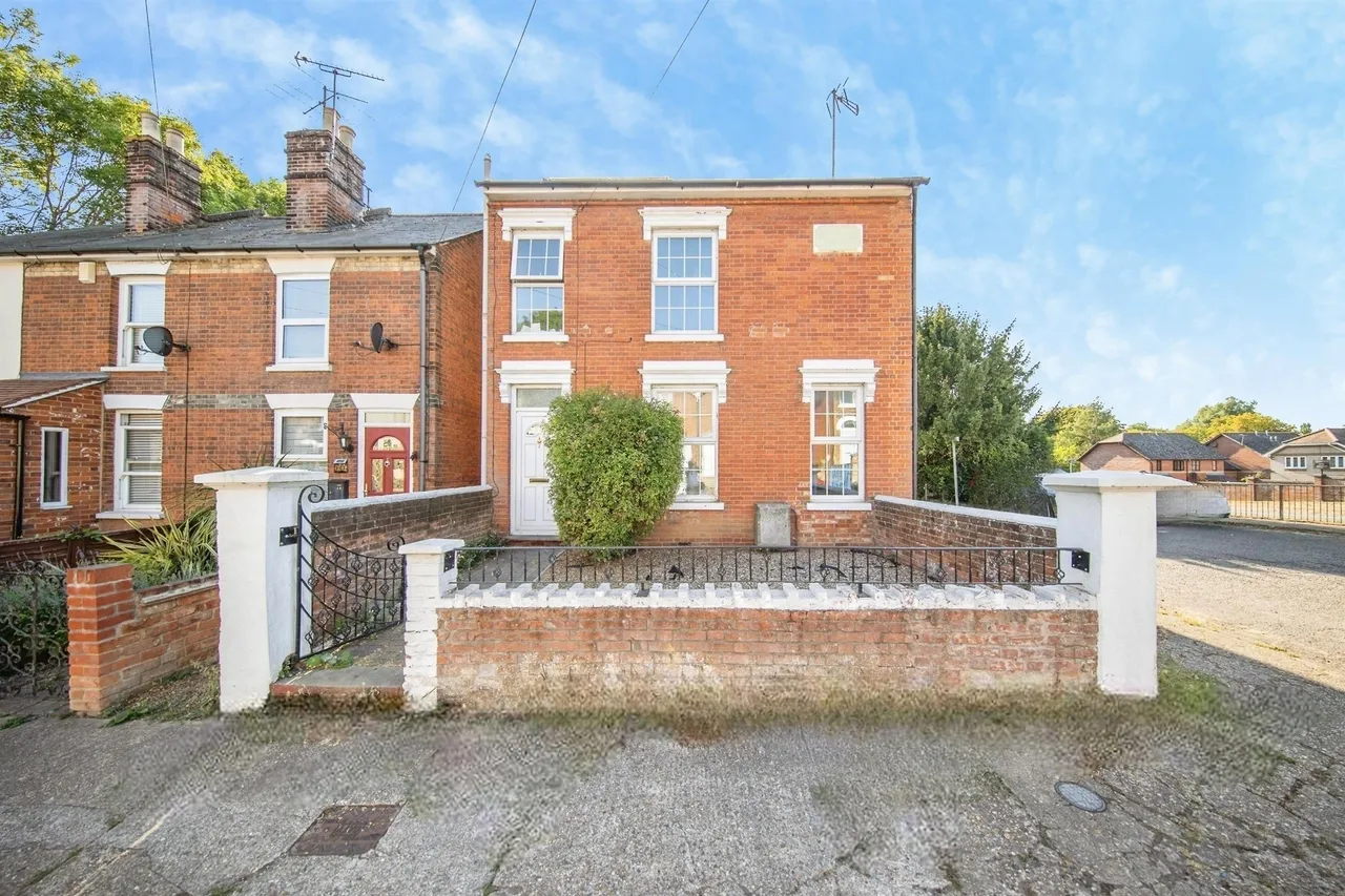 3 bed house for sale — Belle Vue Road, Colchester