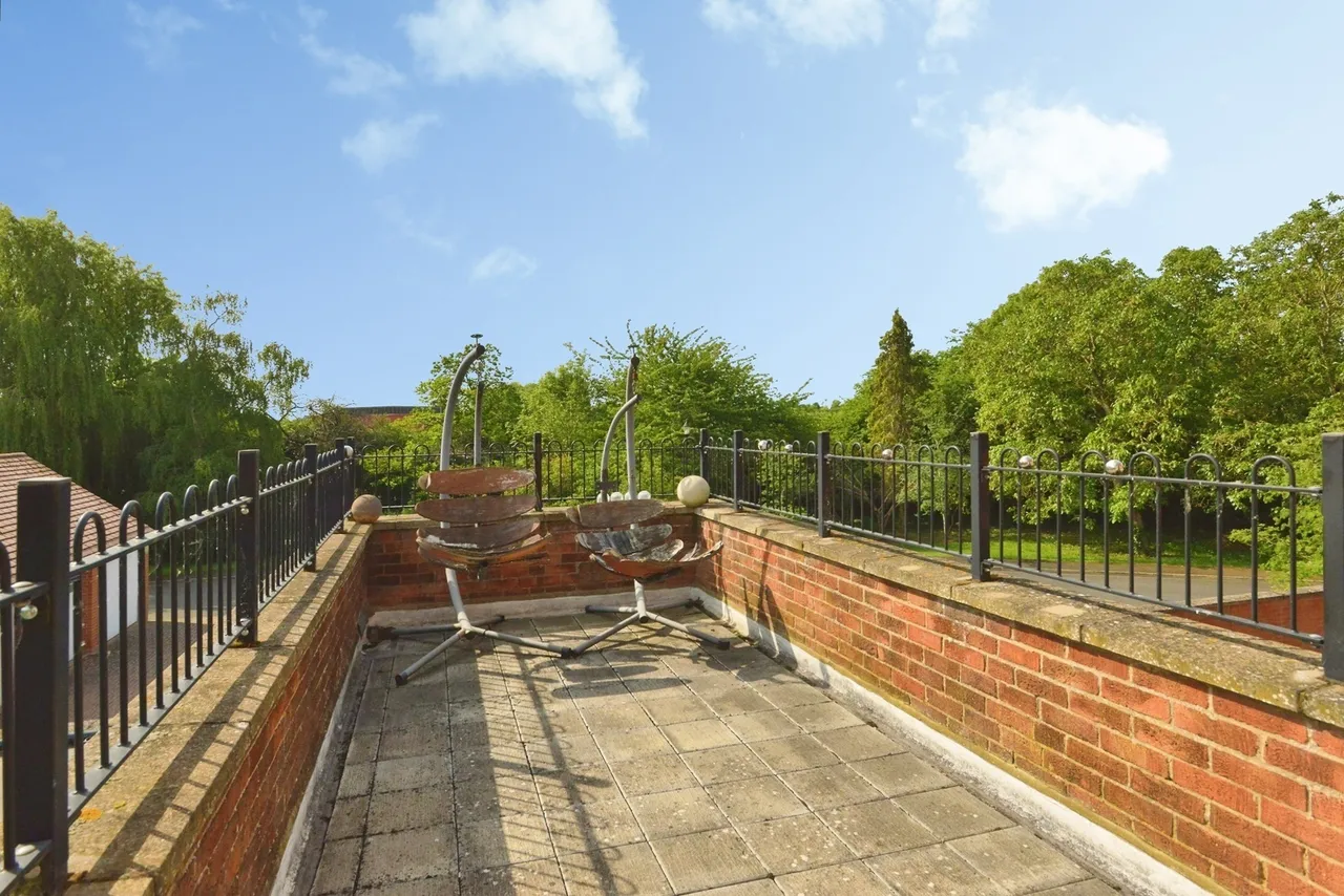 Wreschner Close, Deanshanger, Buckinghamshire, MK19, photo 3