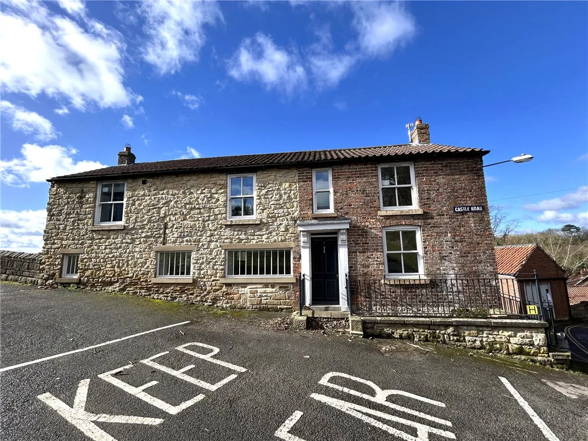 4 bed house to rent, Castle Road, YO18
