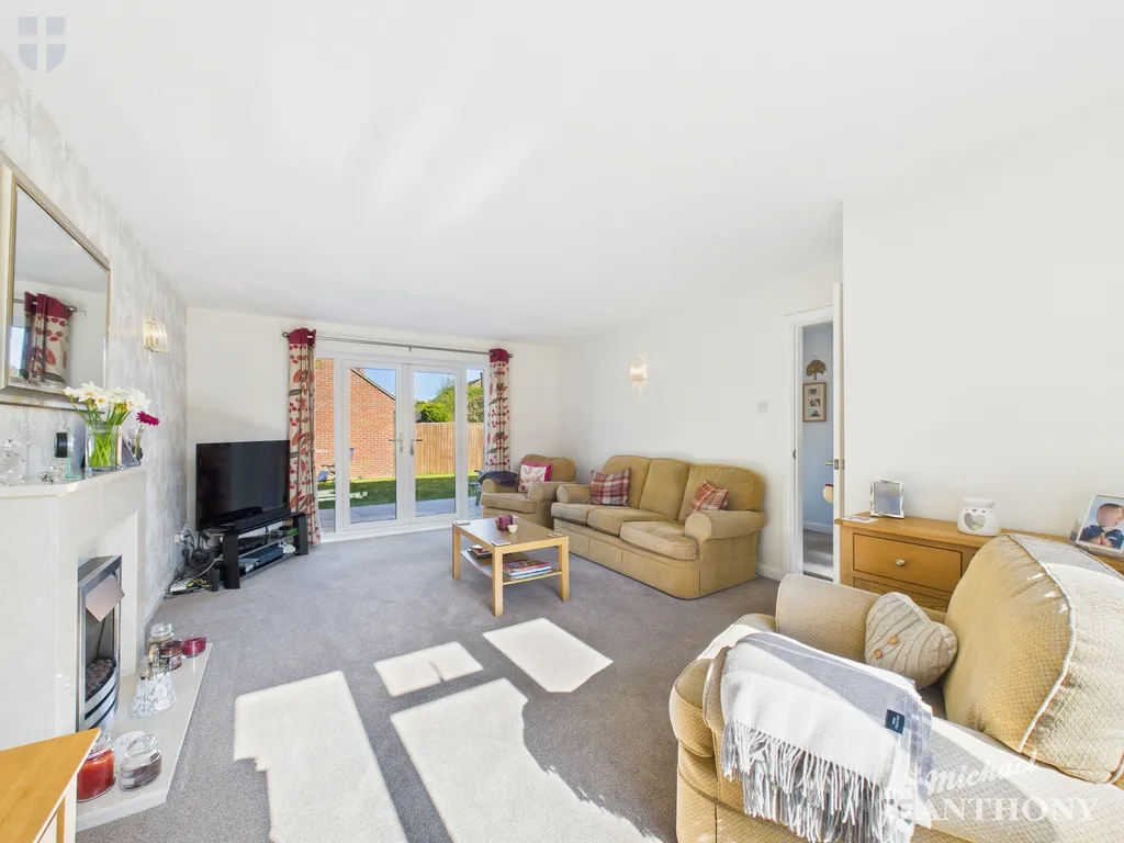 Meadow Park, Stoke Mandeville, Aylesbury, HP22 5XH, photo 3