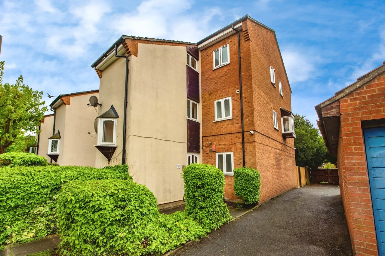 flat for sale — Fleming Way, London