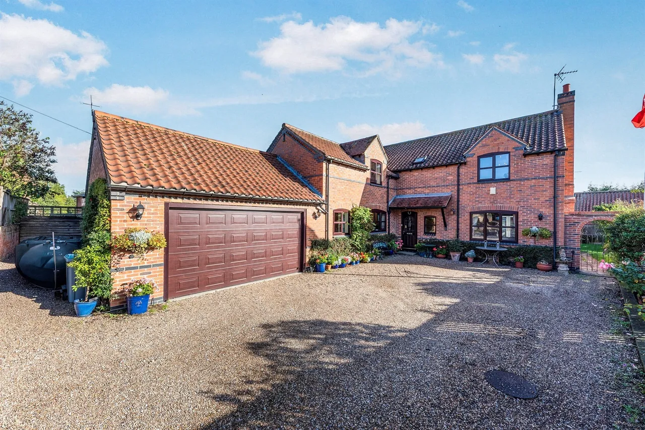 4 bed character property for sale, School Lane, Norwell, NG23