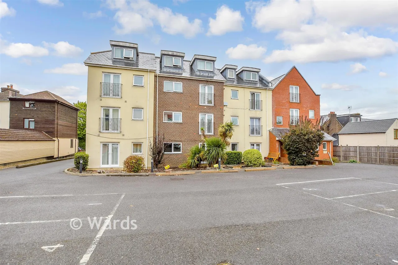 2 bed flat for sale, St. Eanswythe's Court, Tonbridge, TN9