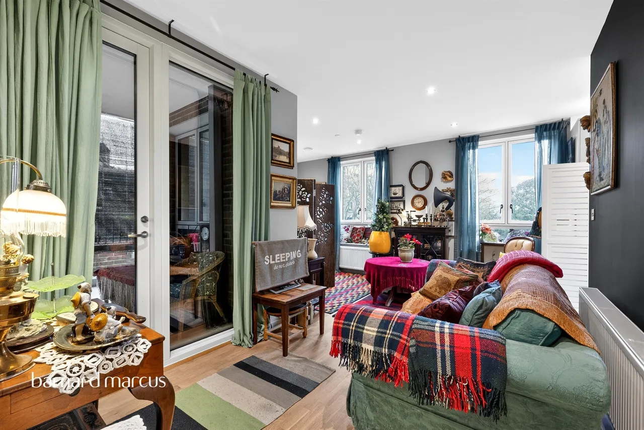 2 bed flat for sale — Peckham High Street, London