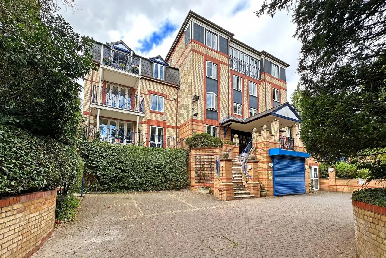 2 bed flat for sale — Racefield Road, Altrincham, Cheshire WA14 4AP