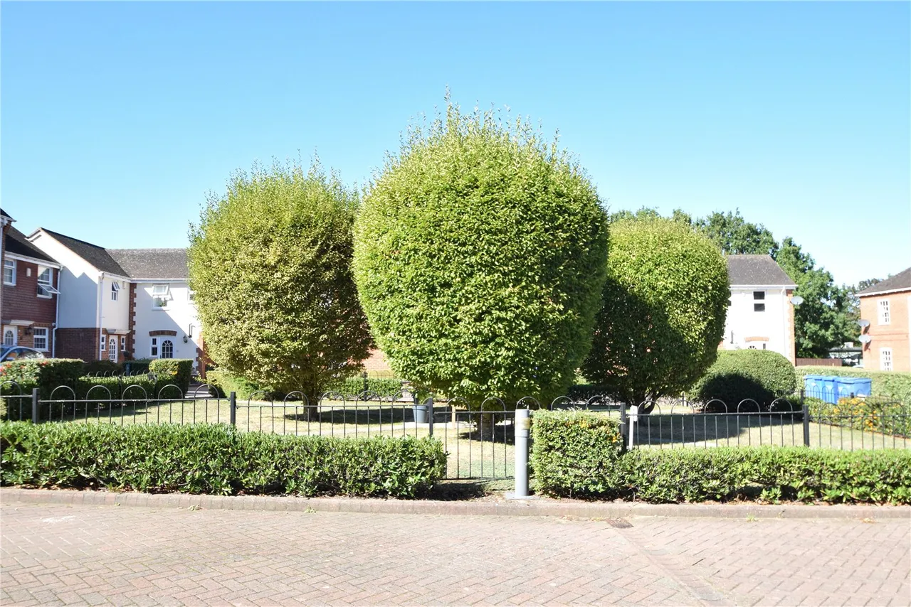 Calcott Park, Yateley, GU46, photo 9