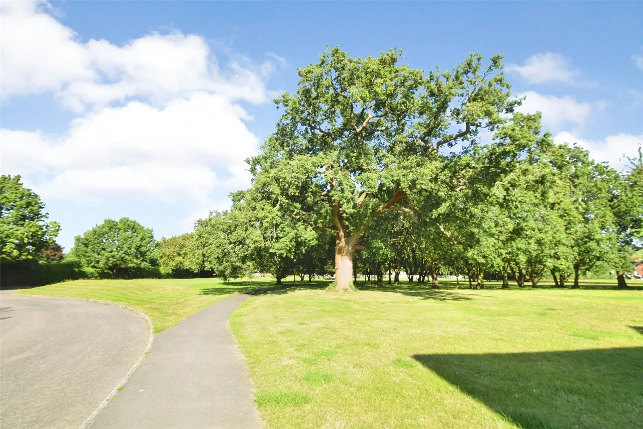 Calcott Park, Yateley, GU46, photo 12