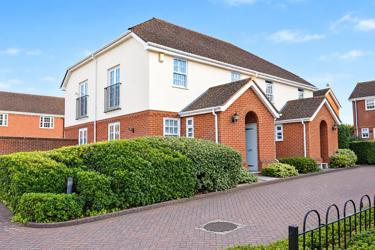 2 bed house for sale, Calcott Park, Yateley, GU46