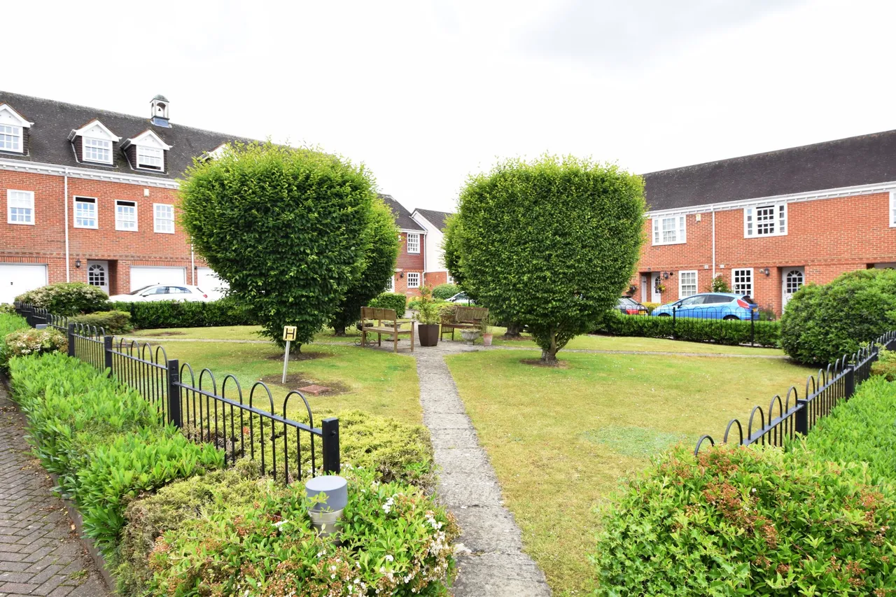 Calcott Park, Yateley, GU46, photo 14