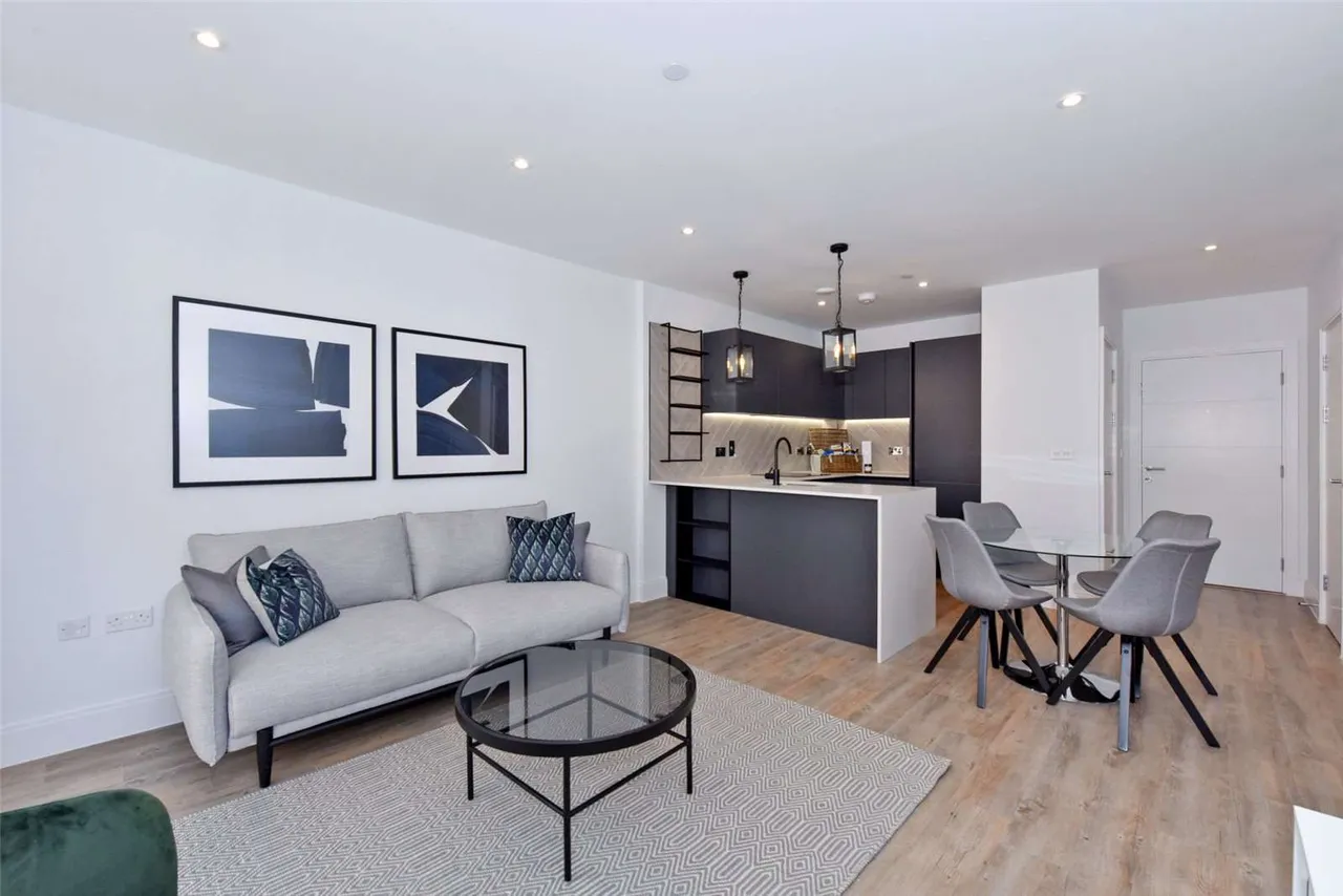 2 bed flat to rent — Darjeeling House, Memorial Avenue, Slough, SL1 3GN