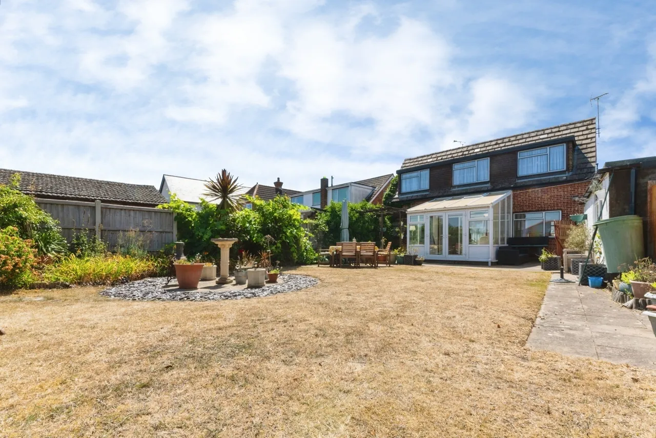 Point Clear Road, St. Osyth, Clacton-on-Sea, Essex, CO16, photo 9
