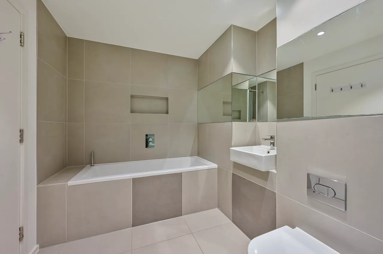 48 Beacon Tower, 1 Spectrum Way, London, photo 9