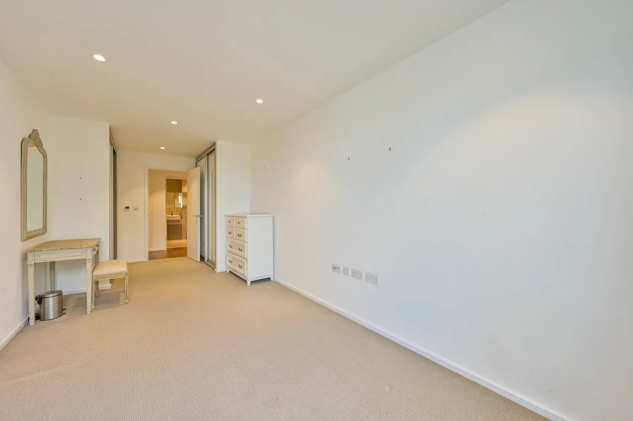 48 Beacon Tower, 1 Spectrum Way, London, photo 12