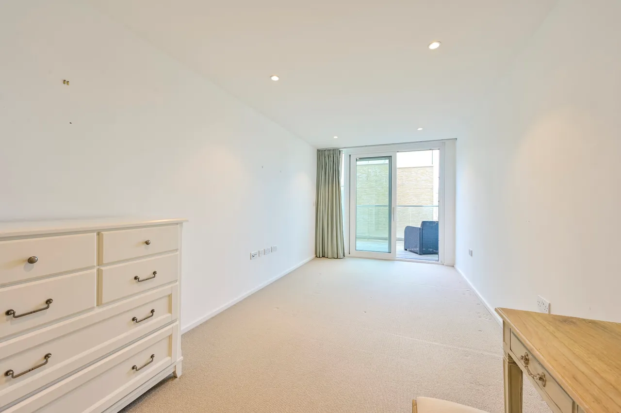 48 Beacon Tower, 1 Spectrum Way, London, photo 4