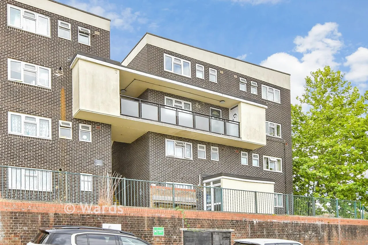 3 bed flat for sale, Shipwrights Avenue, Chatham, ME4