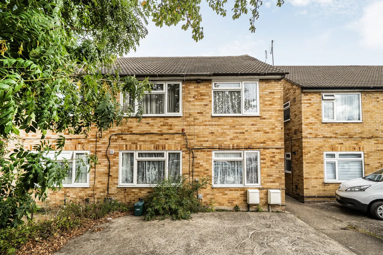 2 bed flat for sale, Gulliver Close, Northolt, UB5