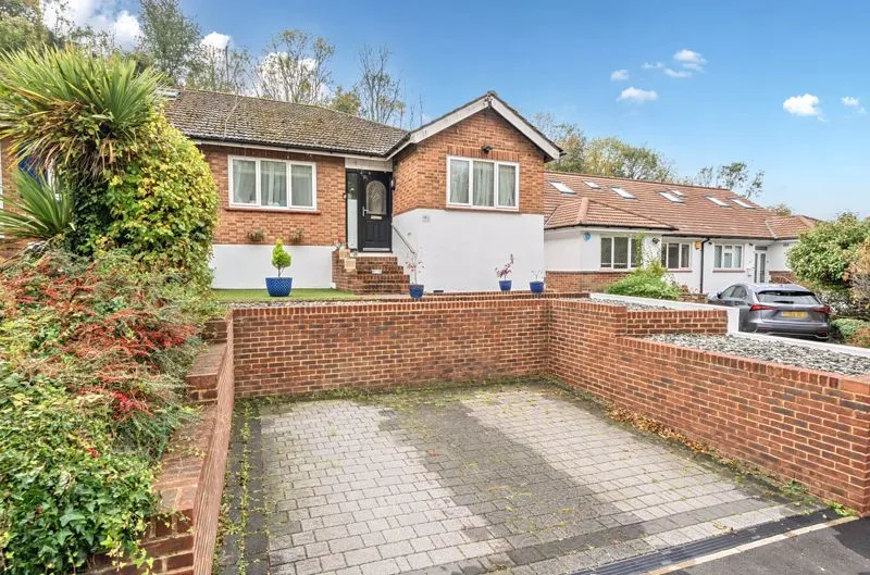 2 bed house for sale — Mead Way, Coulsdon CR5 1PH