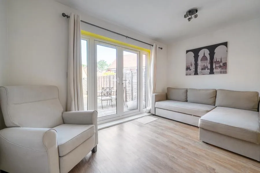 Gomer Road, Bagshot, GU19, photo 7
