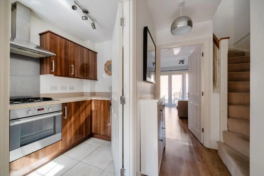 Gomer Road, Bagshot, GU19, photo 5