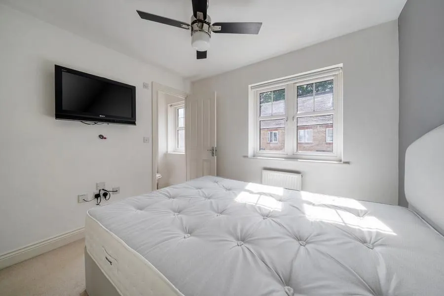 Gomer Road, Bagshot, GU19, photo 15